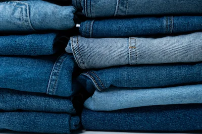 Pile de jeans bleus