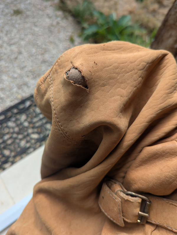 Sac en agneau avec un trou dans le cuir